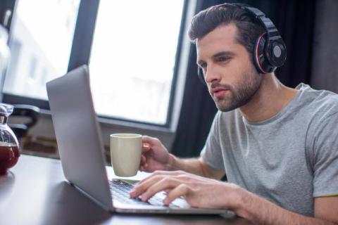 5 Must-Have Features in Wireless Headphones for Work and Play