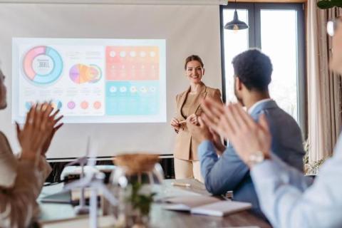 Google Slides vs PowerPoint: The Latest Detailed Comparison