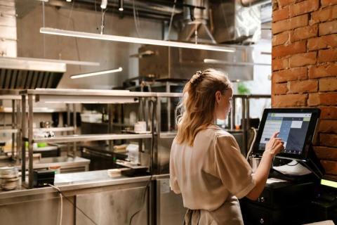 10 POS System Capabilities That Support Consistency Across Restaurant Locations